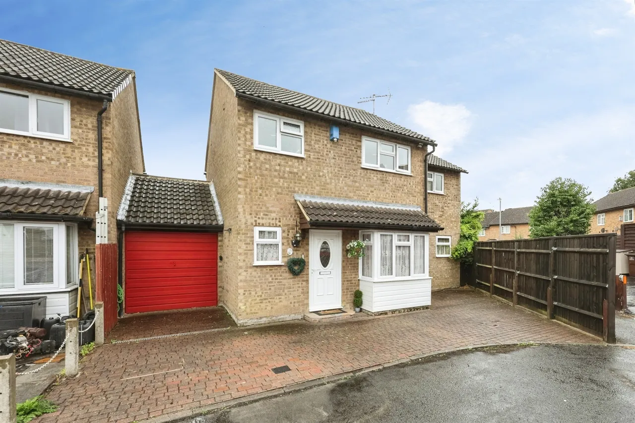 3 bed house for sale — Hawks Way, Ashford