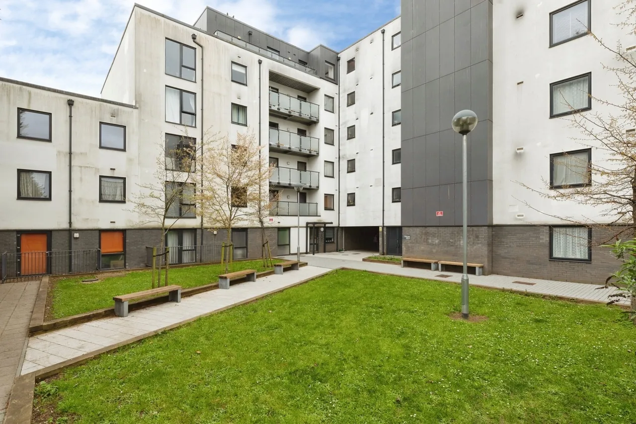 2 bed flat for sale — Loxford Road, Barking, IG11