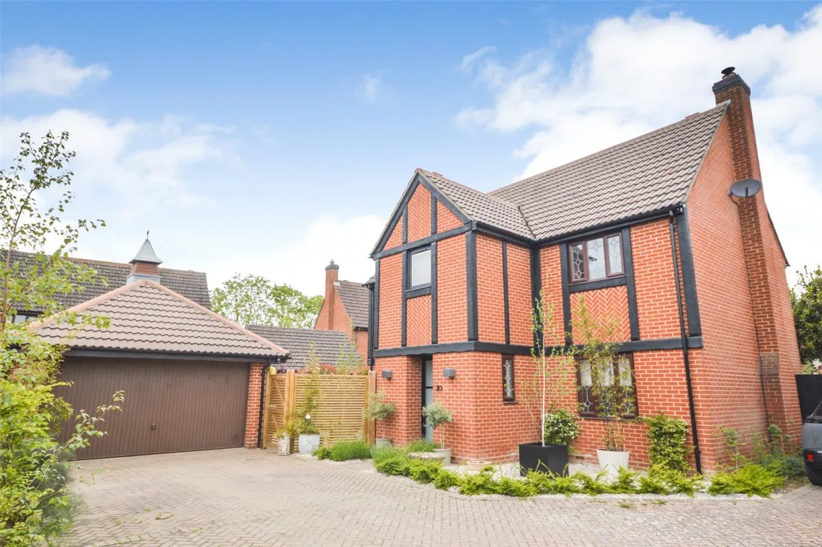 4 bed house for sale, House Under Offer with 4 bedrooms in Dunmow, CM6