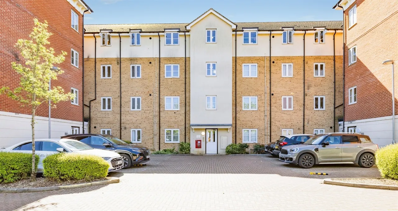 2 bed flat for sale — Baxter Road, Watford