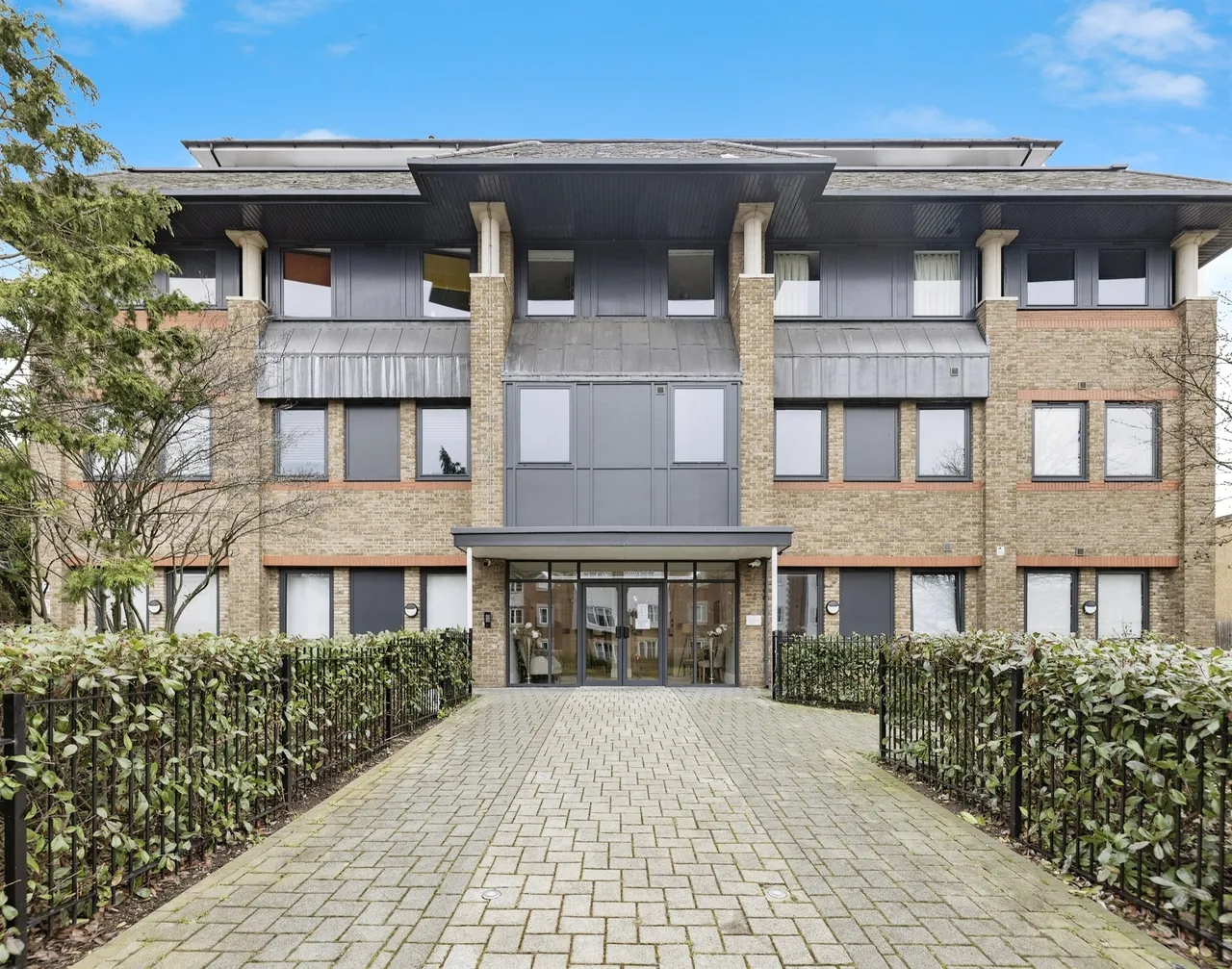 2 bed flat for sale, Aldenham Road, Bushey, WD23
