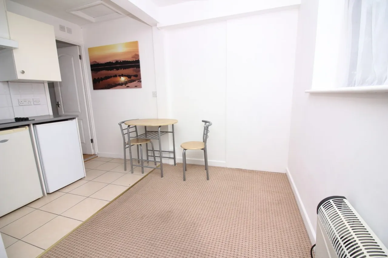 1 bed flat to rent — Highcliffe, Christchurch