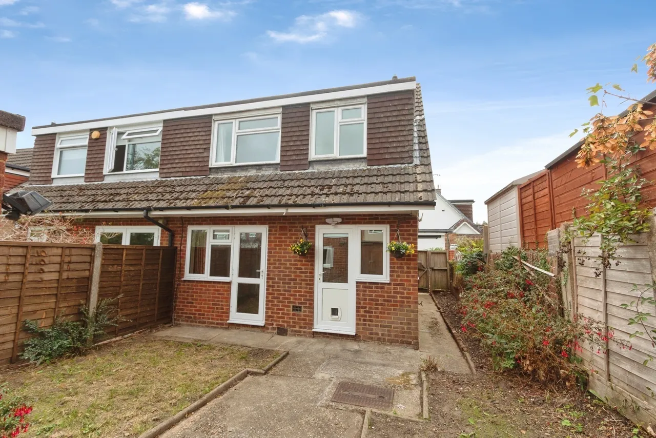 Faulkner Place, Bagshot, GU19, photo 2