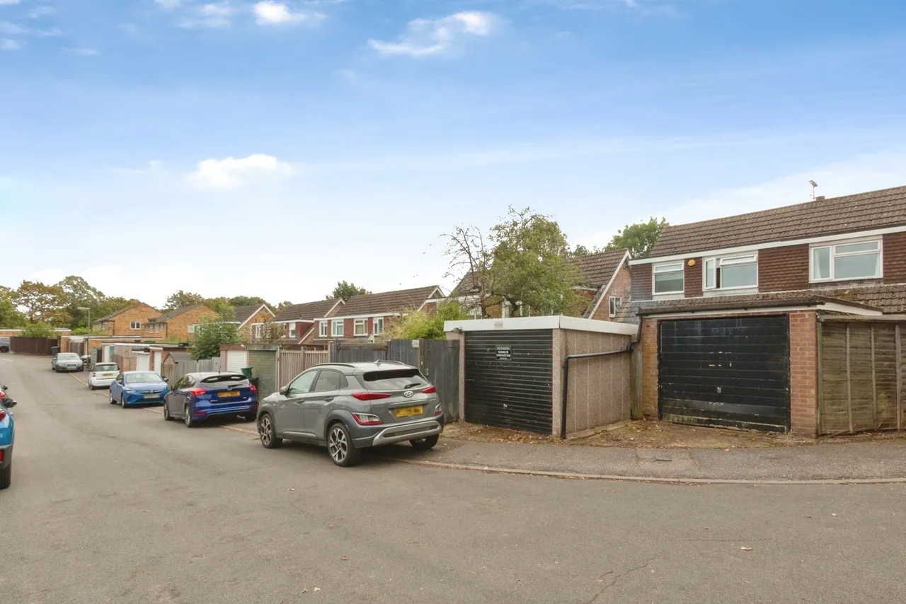 Faulkner Place, Bagshot, GU19, photo 17