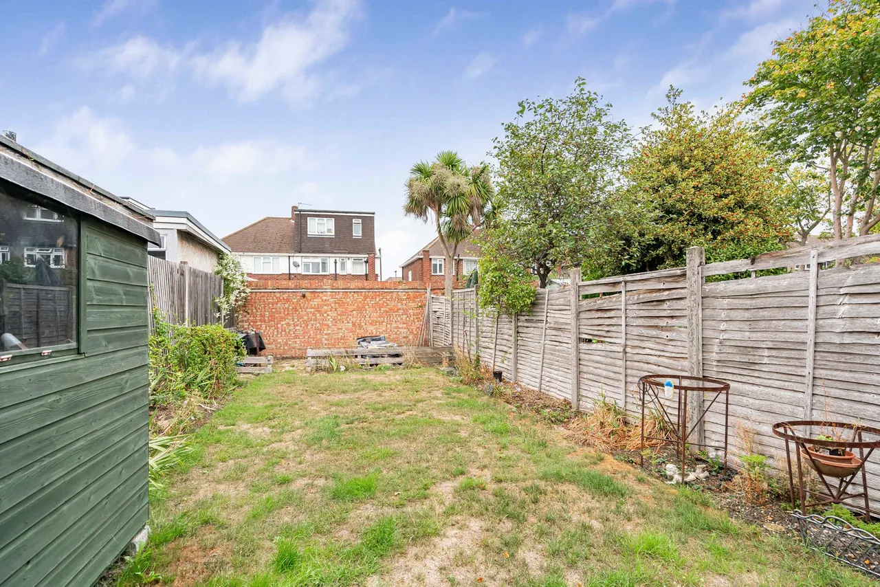 Staines Road West, Sunbury-on-Thames, TW16, photo 8