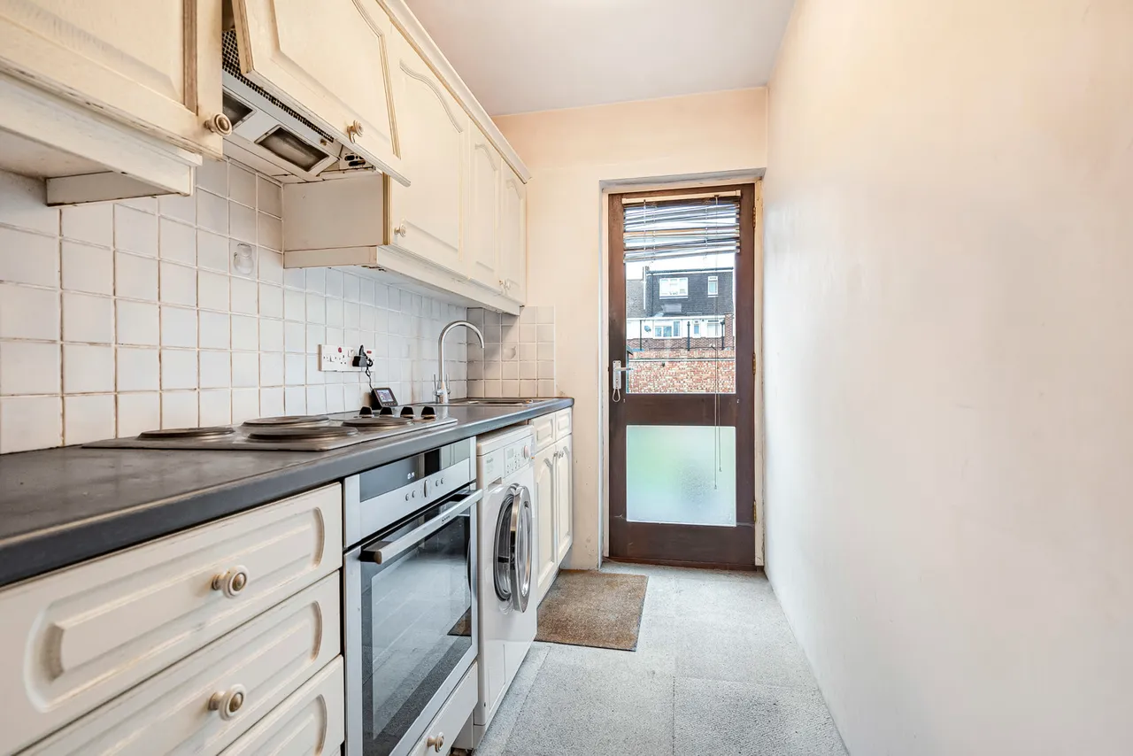 Staines Road West, Sunbury-on-Thames, TW16, photo 4