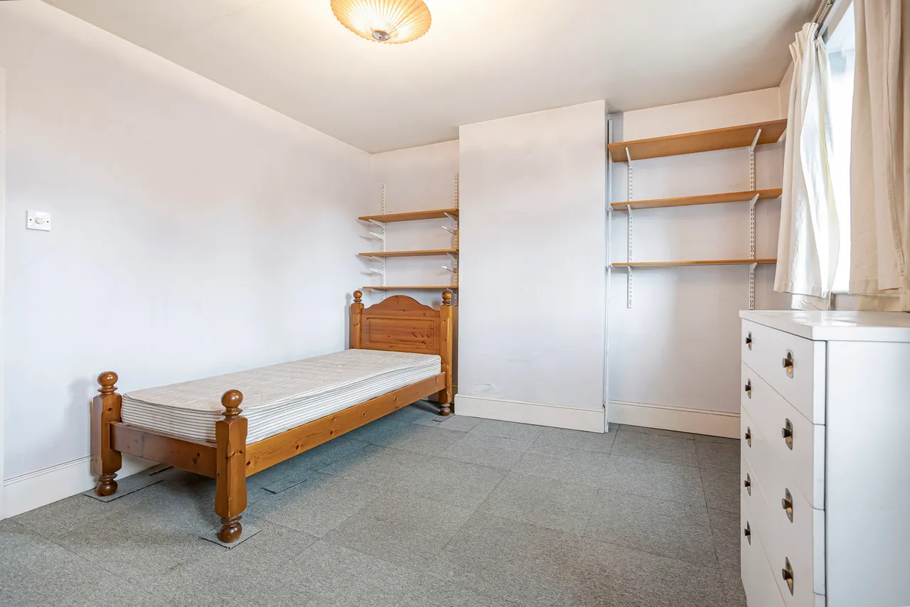 Staines Road West, Sunbury-on-Thames, TW16, photo 6
