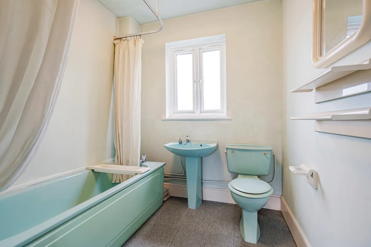 Staines Road West, Sunbury-on-Thames, TW16, photo 7