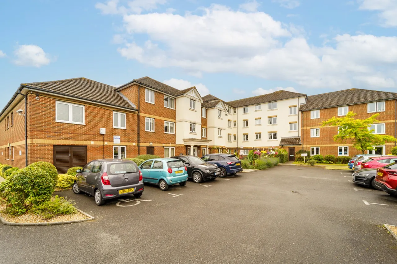 1 bed flat for sale, Parkland Grove, Ashford, TW15