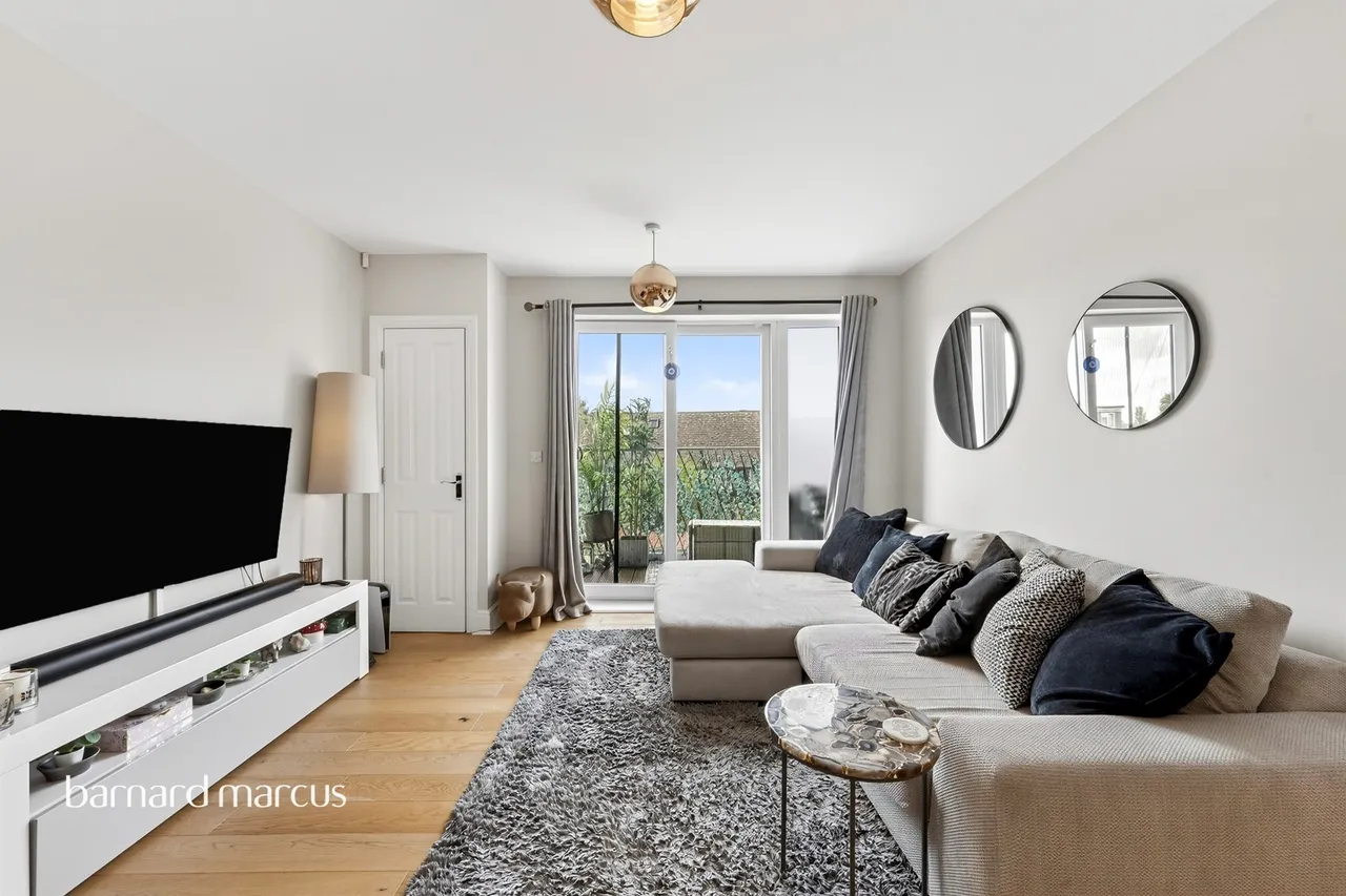 2 bed flat for sale, East Street, Epsom, KT17