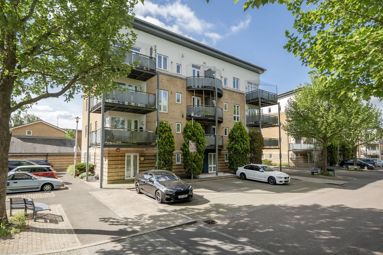2 bed flat for sale — Linden Avenue, Watford, WD18