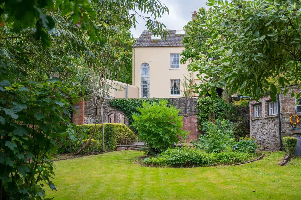 Main Street, Royal Hillsborough, BT26, photo 39