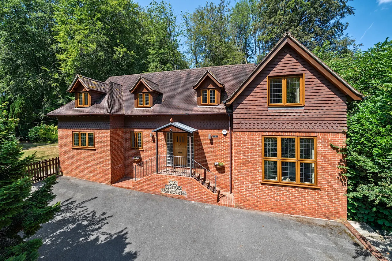 4 bed house for sale — Medstead Road, Beech, GU34