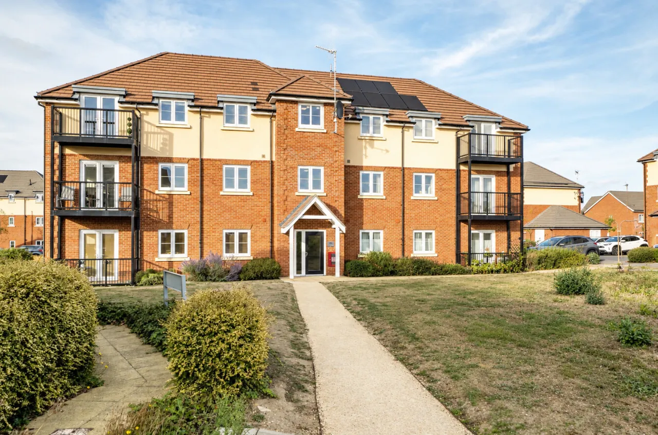 2 bed flat for sale, Herd Drive, Wokingham, RG41