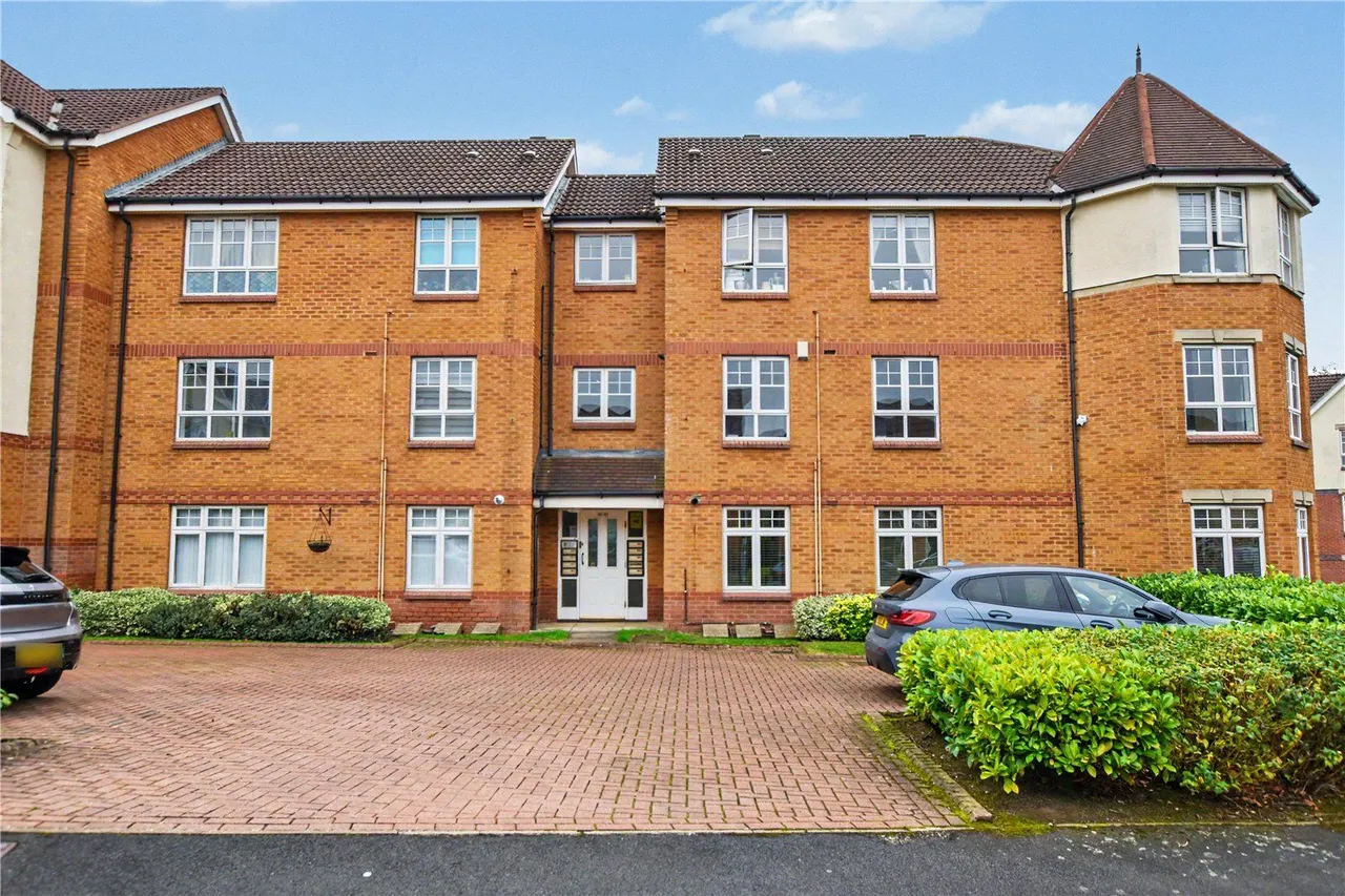2 bed flat for sale, Turnberry Gardens, Tingley, WF3