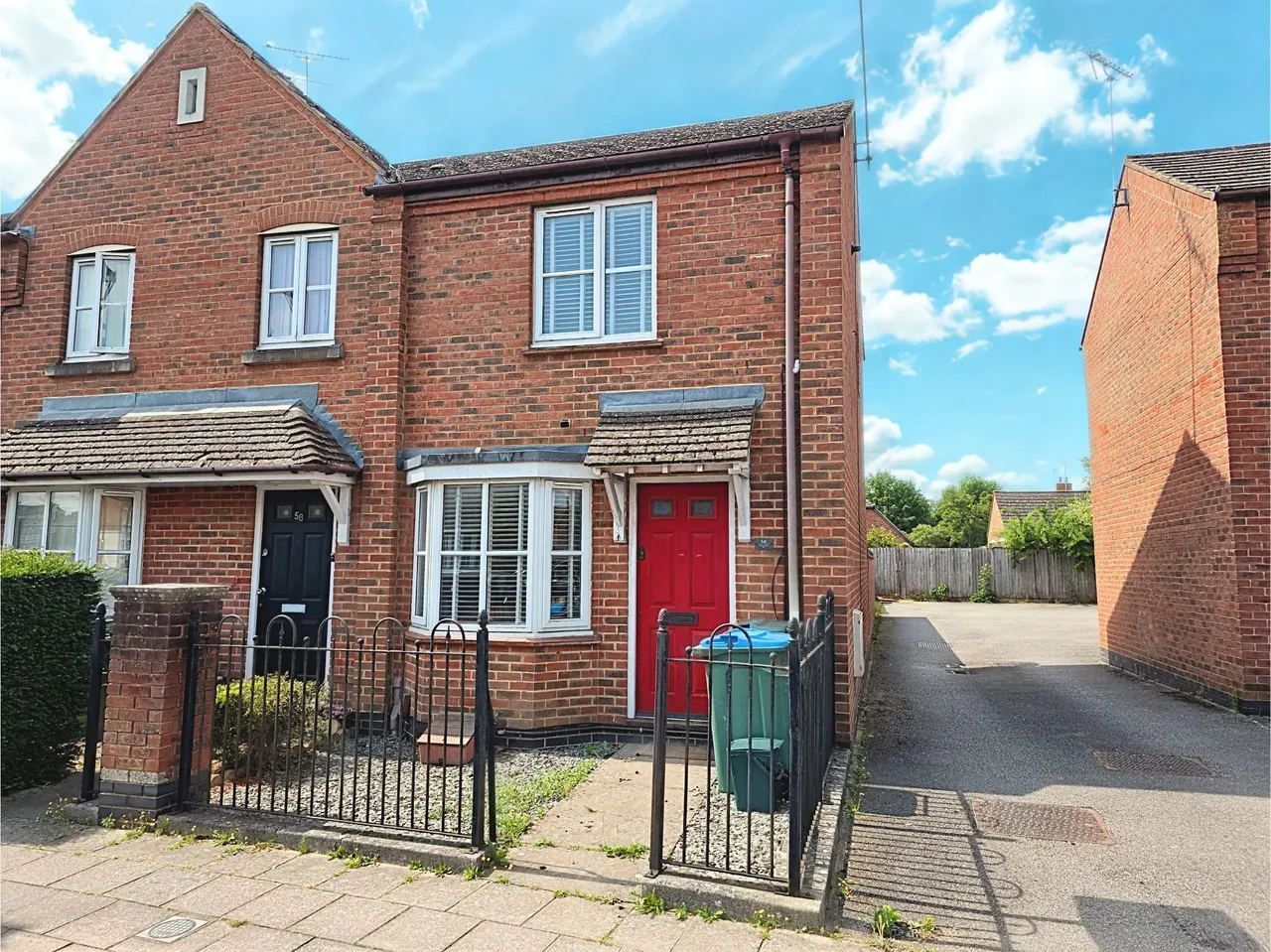 2 bed house for sale — Fairford Leys Way, Fairford Leys, Aylesbury