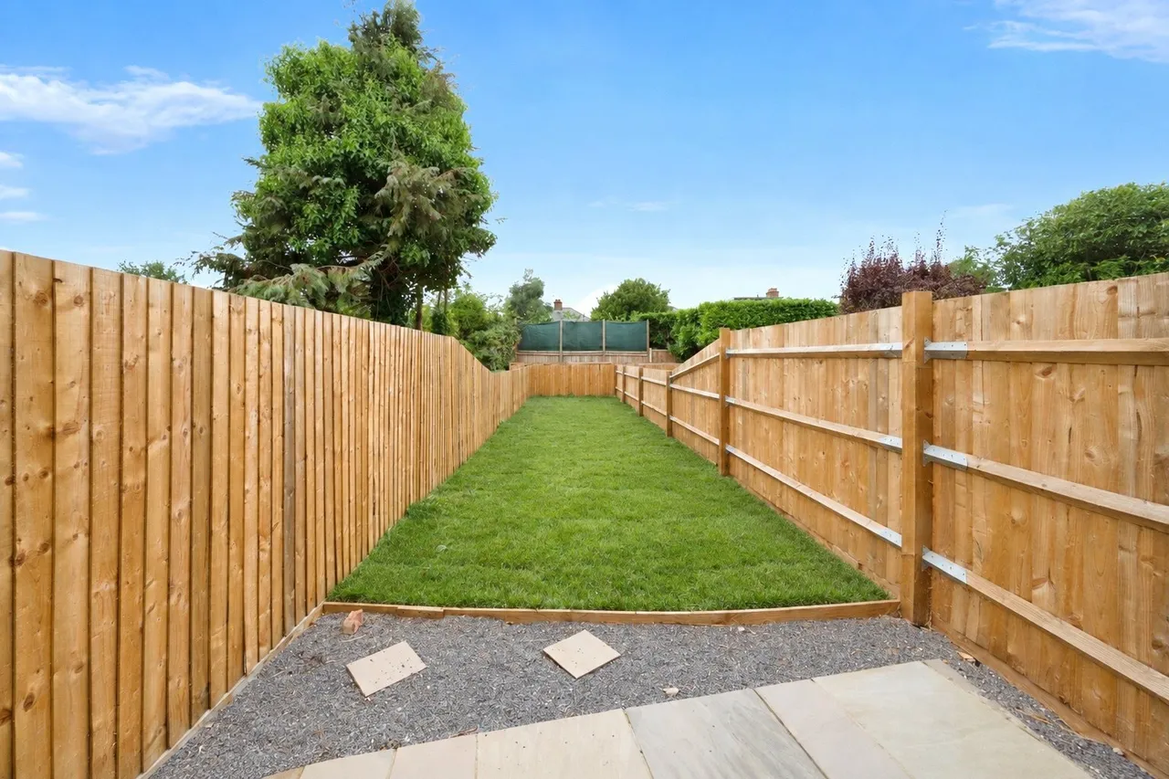 Farm Road, Esher, KT10, photo 3