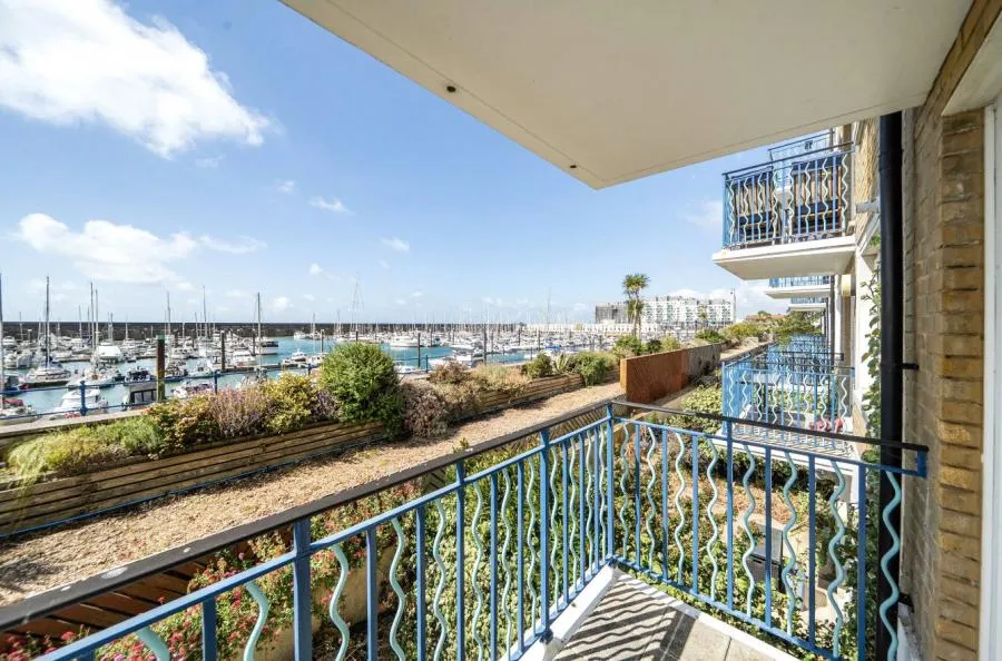 3 bed flat to rent, Collingwood Court, The Strand, BN2