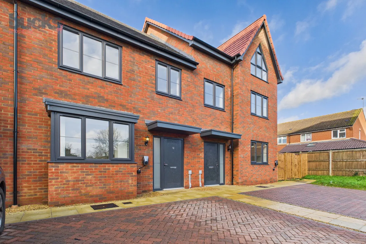 3 bed house for sale — Osbourne Gardens, Aylesbury, HP21