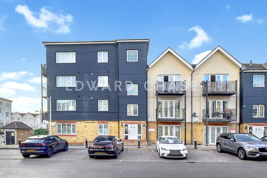 2 bed flat for sale, Blackthorn Road, Ilford, IG1