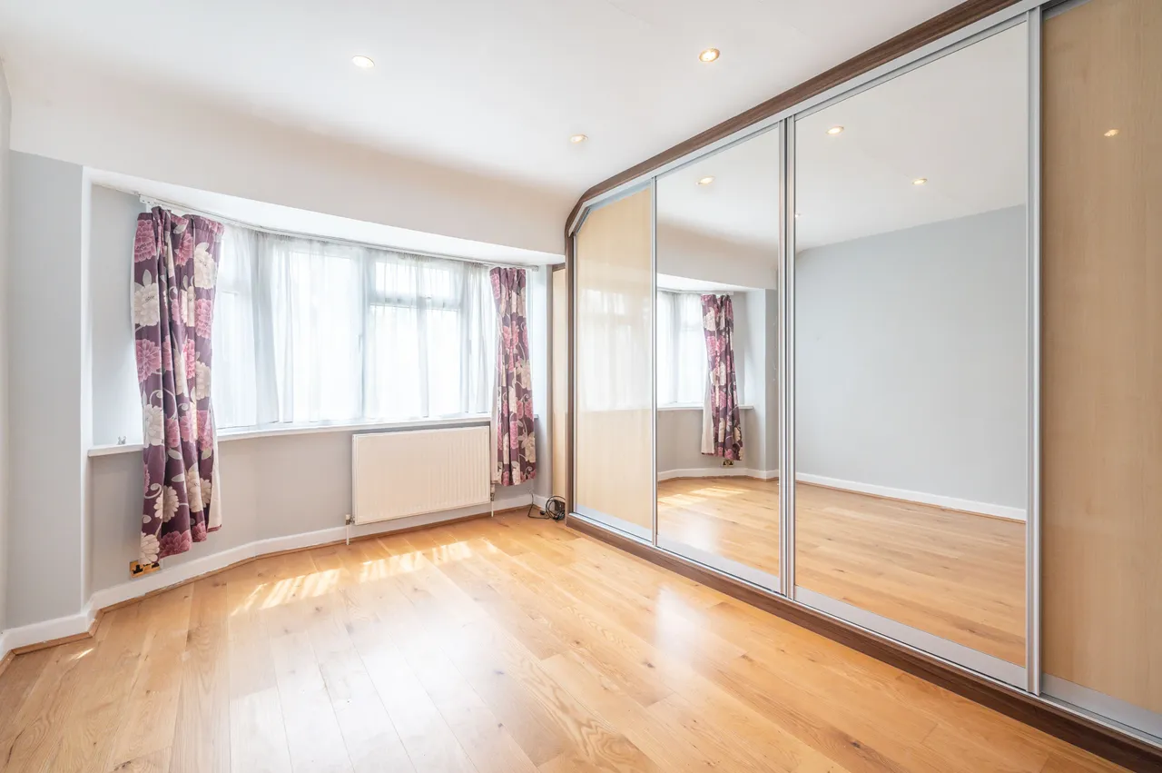 52 Brampton Grove, Wembley, photo 2