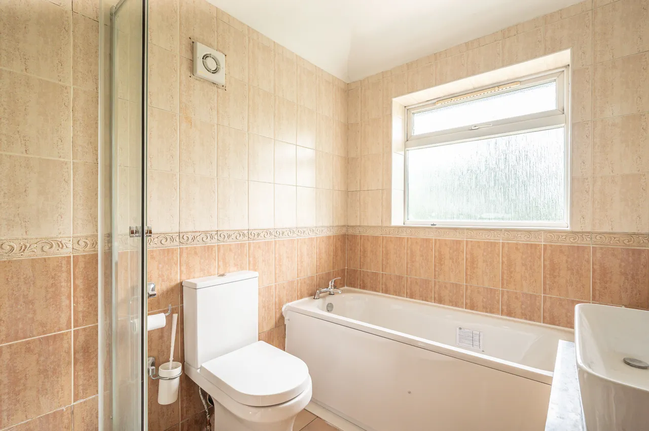 52 Brampton Grove, Wembley, photo 3