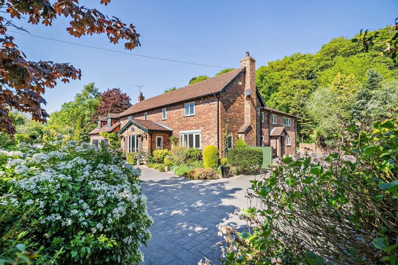 6 bed house for sale — Wrexham Road, Bickerton, Malpas, Cheshire, SY14 8BD