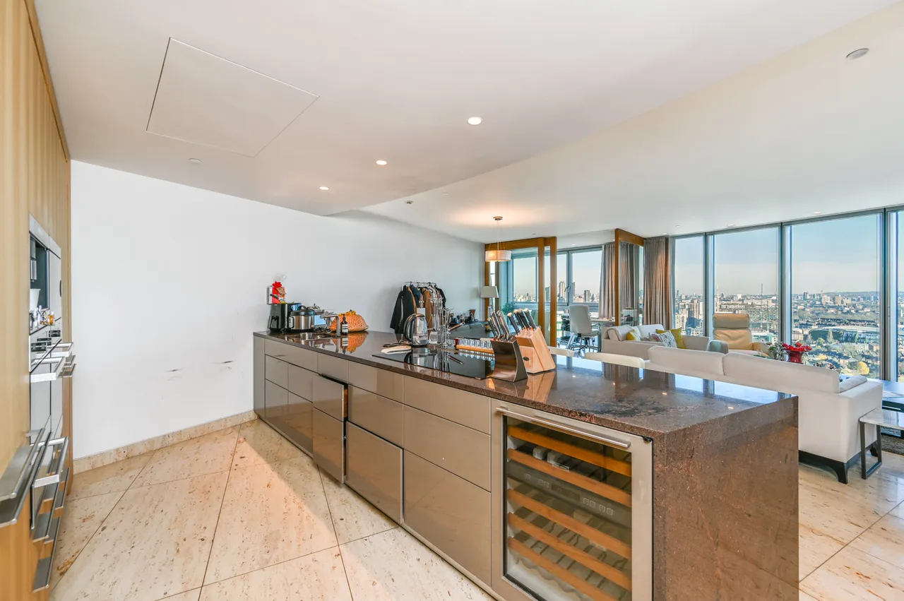 Apartment 83 The Tower, 1 St George Wharf, London, photo 7
