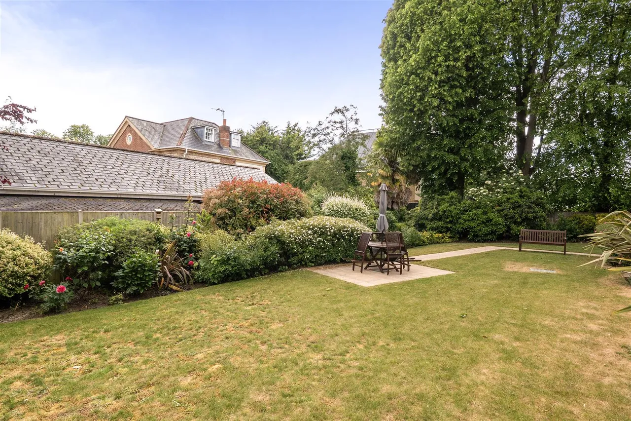 Manygate Lane, Shepperton, TW17, photo 13