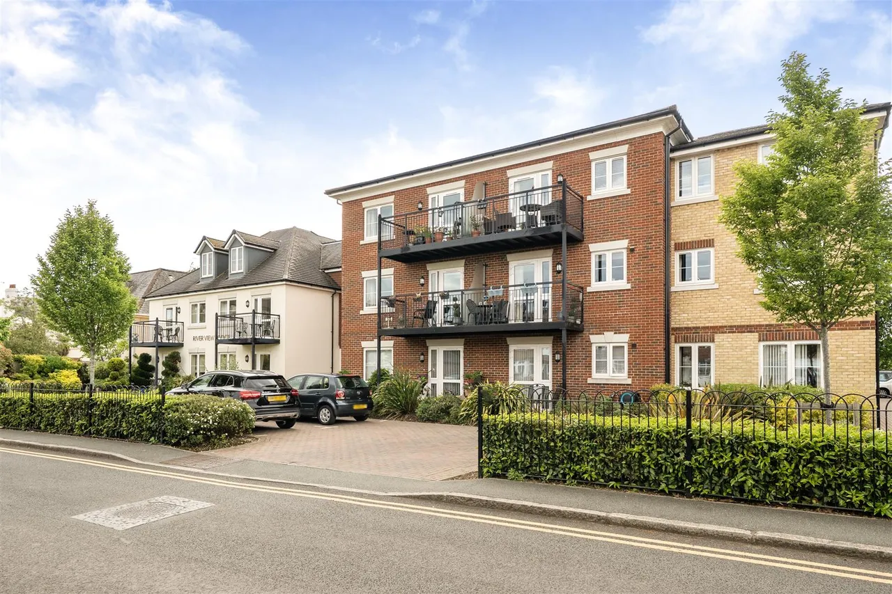 Manygate Lane, Shepperton, TW17, photo 16