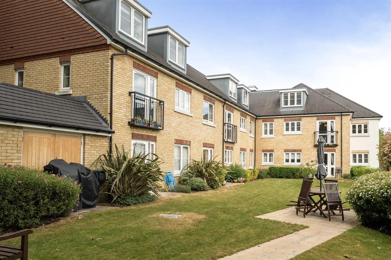 Manygate Lane, Shepperton, TW17, photo 12