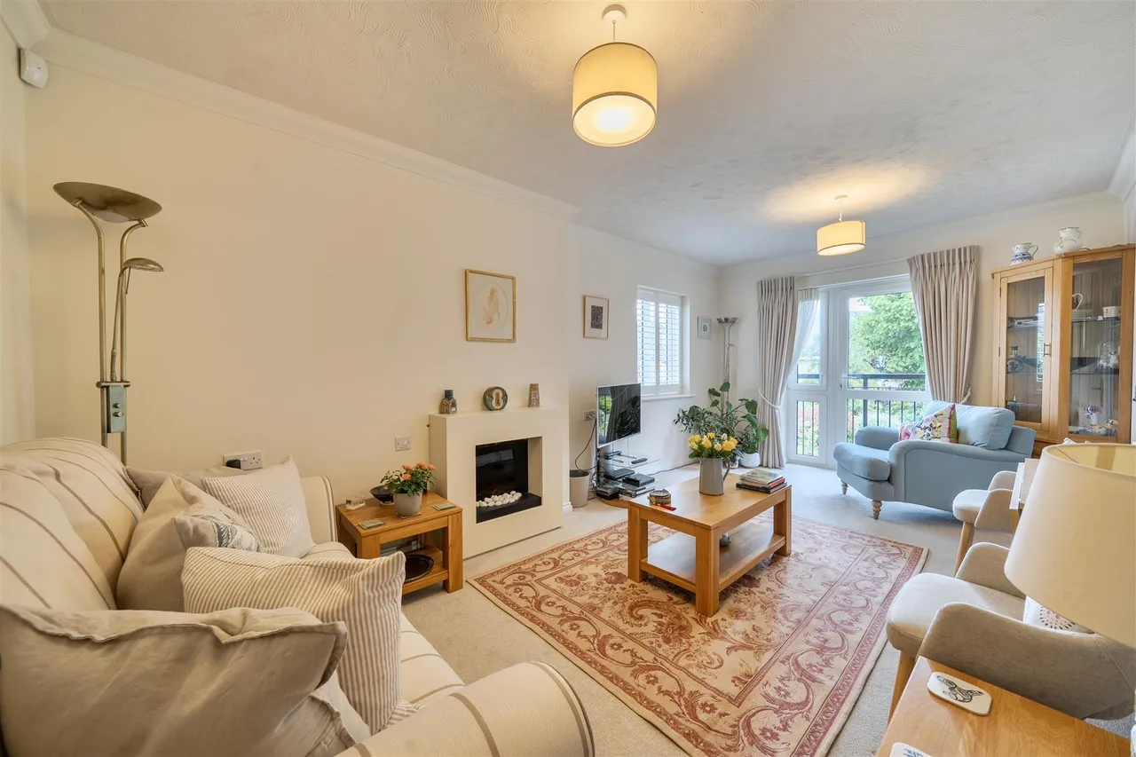 Manygate Lane, Shepperton, TW17, photo 3