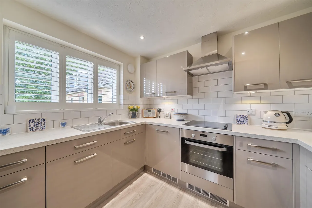 Manygate Lane, Shepperton, TW17, photo 8