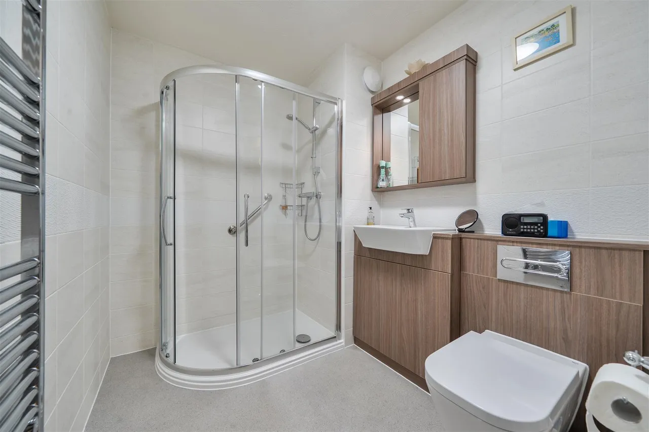 Manygate Lane, Shepperton, TW17, photo 10