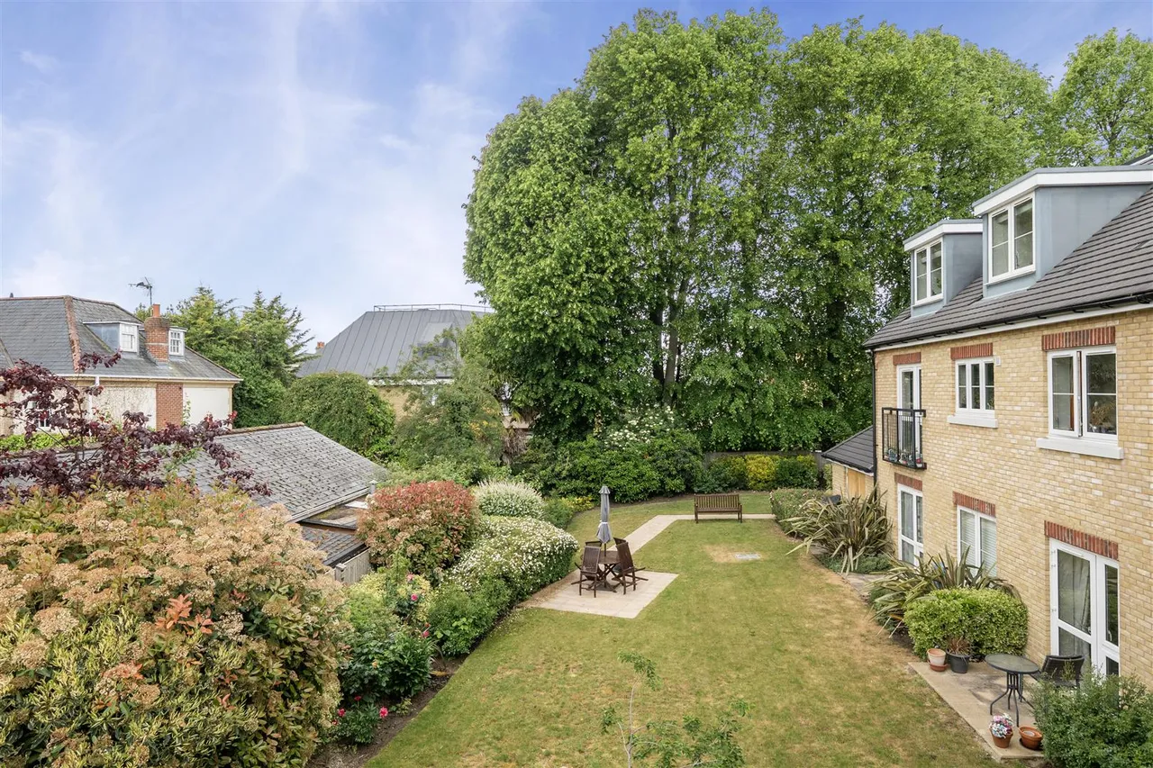 Manygate Lane, Shepperton, TW17, photo 2