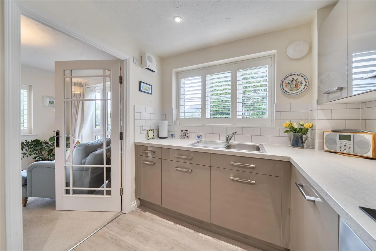Manygate Lane, Shepperton, TW17, photo 7