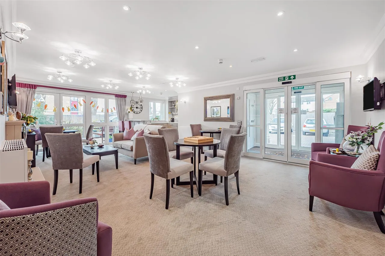 Manygate Lane, Shepperton, TW17, photo 14