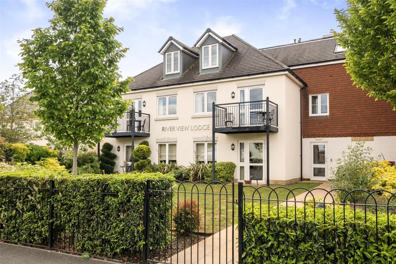 1 bed flat for sale, Manygate Lane, Shepperton, TW17