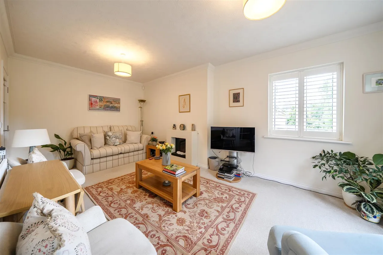 Manygate Lane, Shepperton, TW17, photo 6
