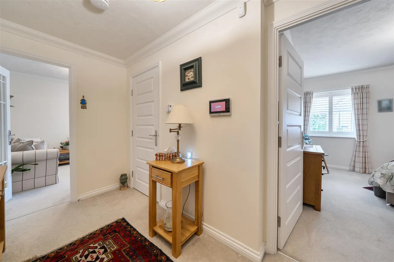 Manygate Lane, Shepperton, TW17, photo 11