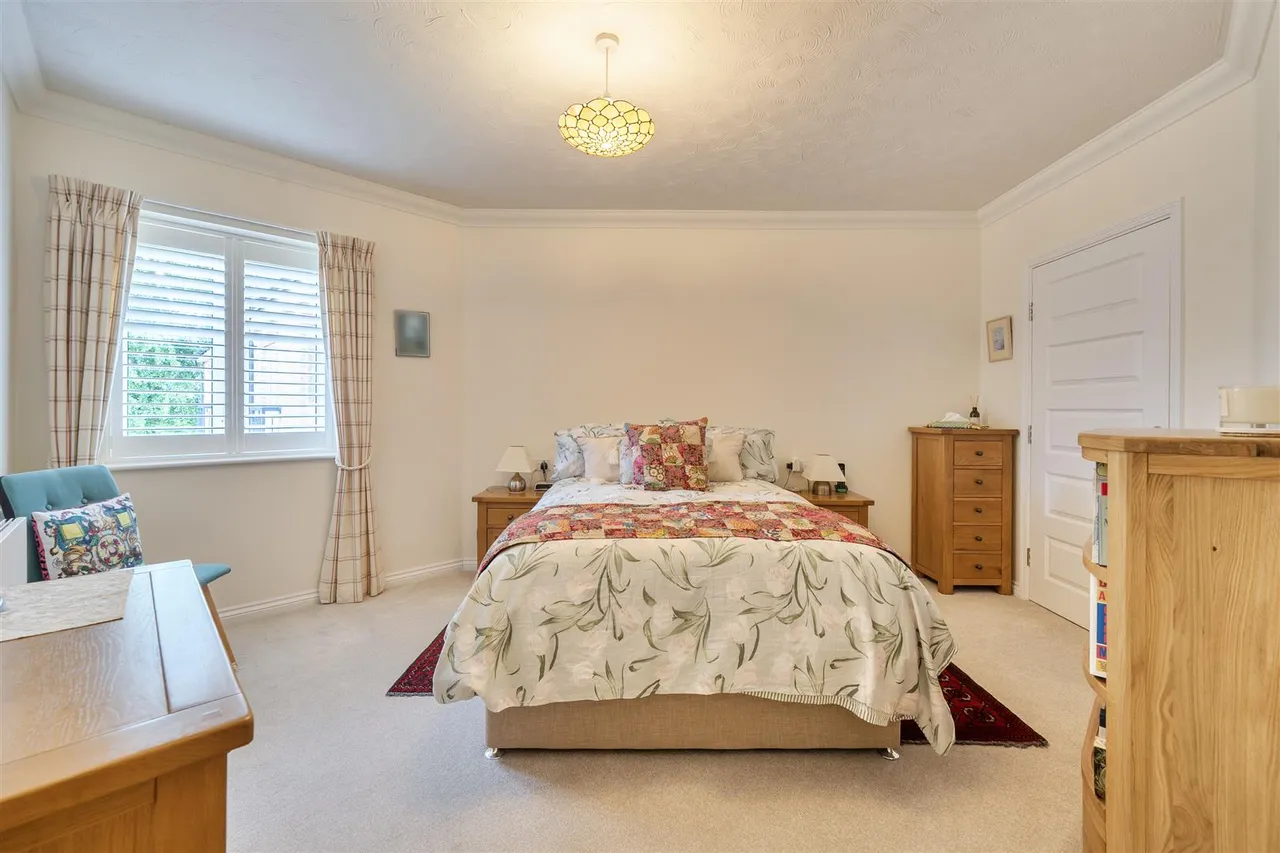 Manygate Lane, Shepperton, TW17, photo 9