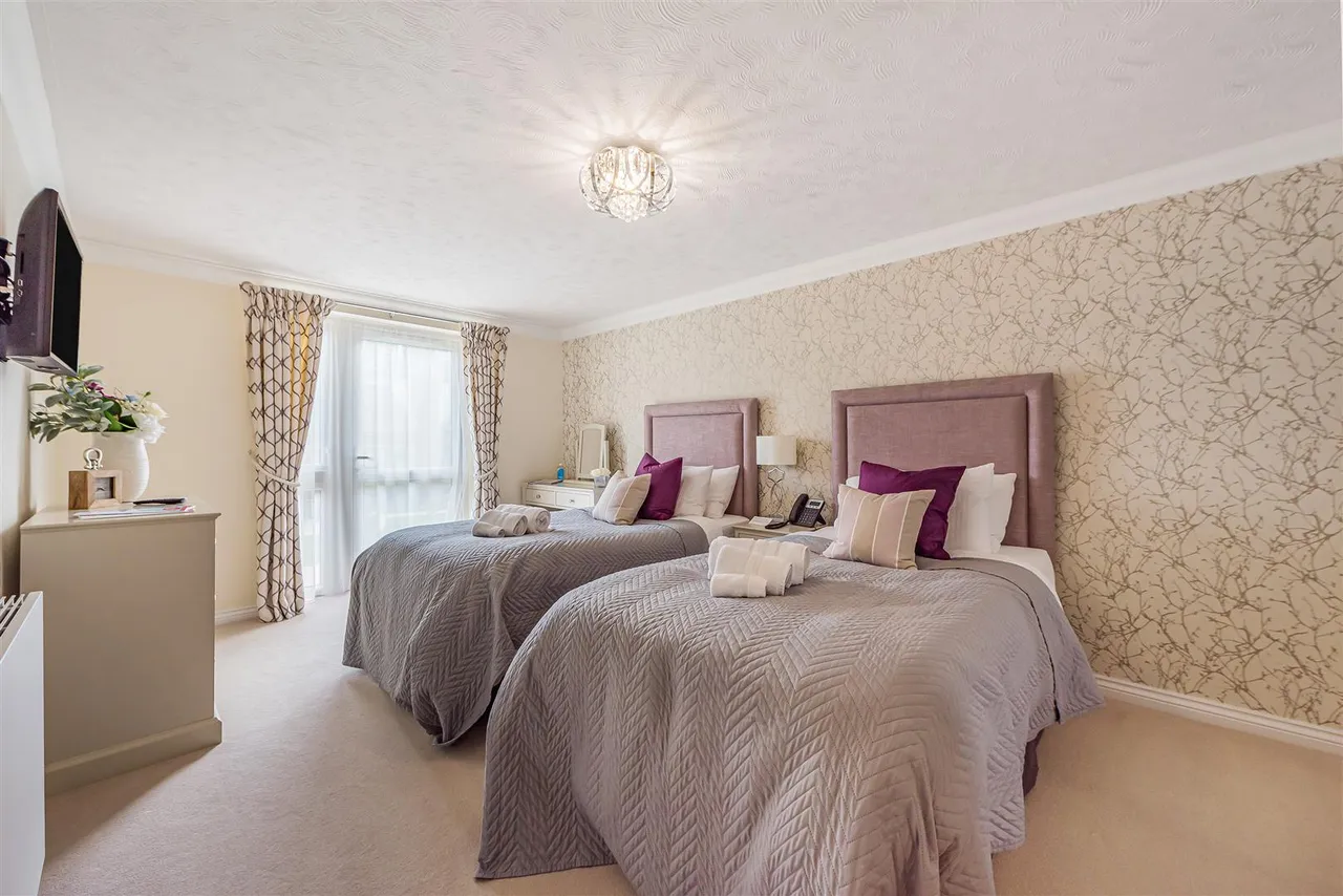 Manygate Lane, Shepperton, TW17, photo 15