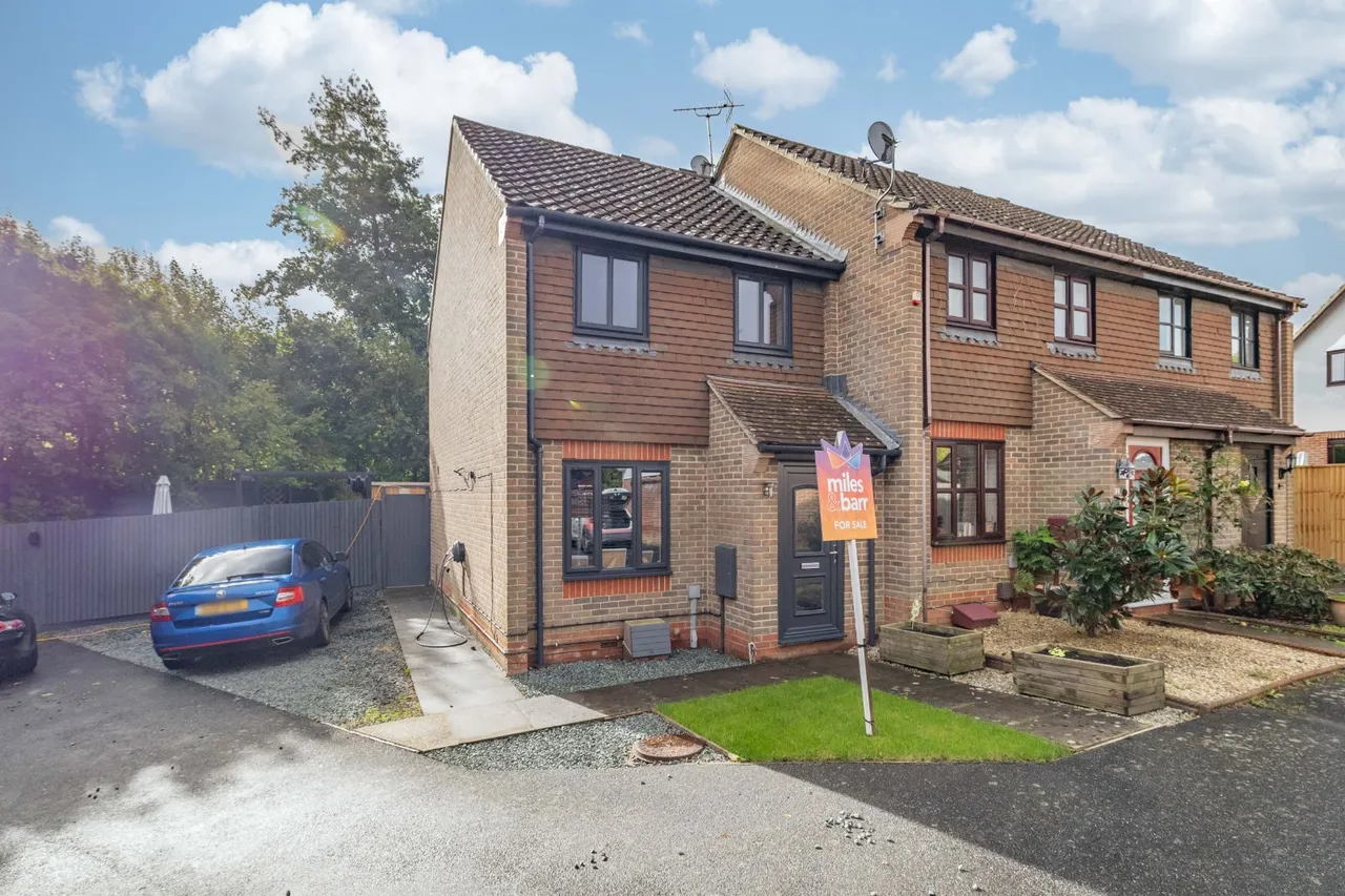 2 bed house for sale, Almond Close, Ashford, TN25