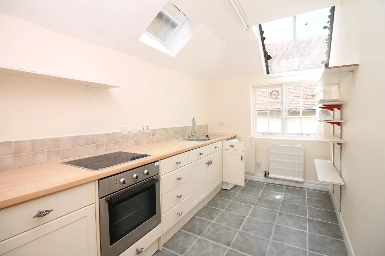 Central Chichester, PO19, photo 3