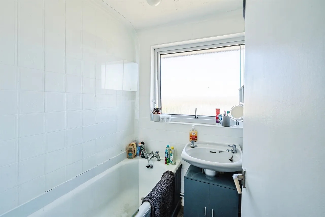 Gainsborough Crescent, Eastbourne, BN23, photo 15