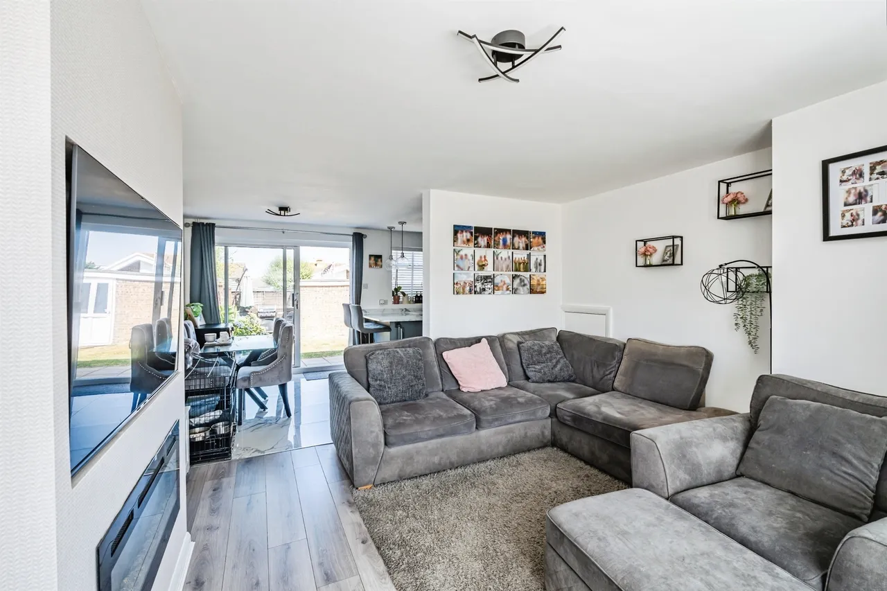 Gainsborough Crescent, Eastbourne, BN23, photo 3