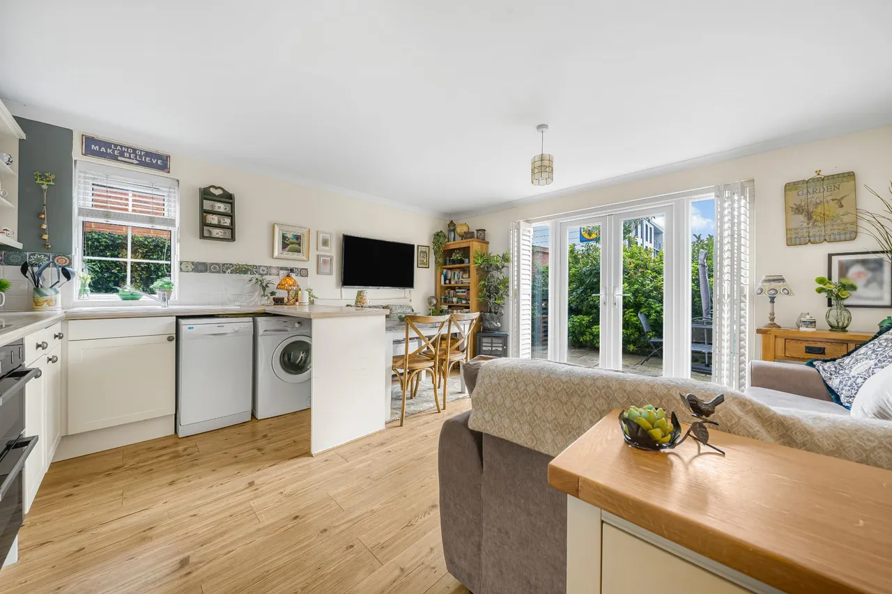 Molesey Road, Hersham, KT12, photo 2