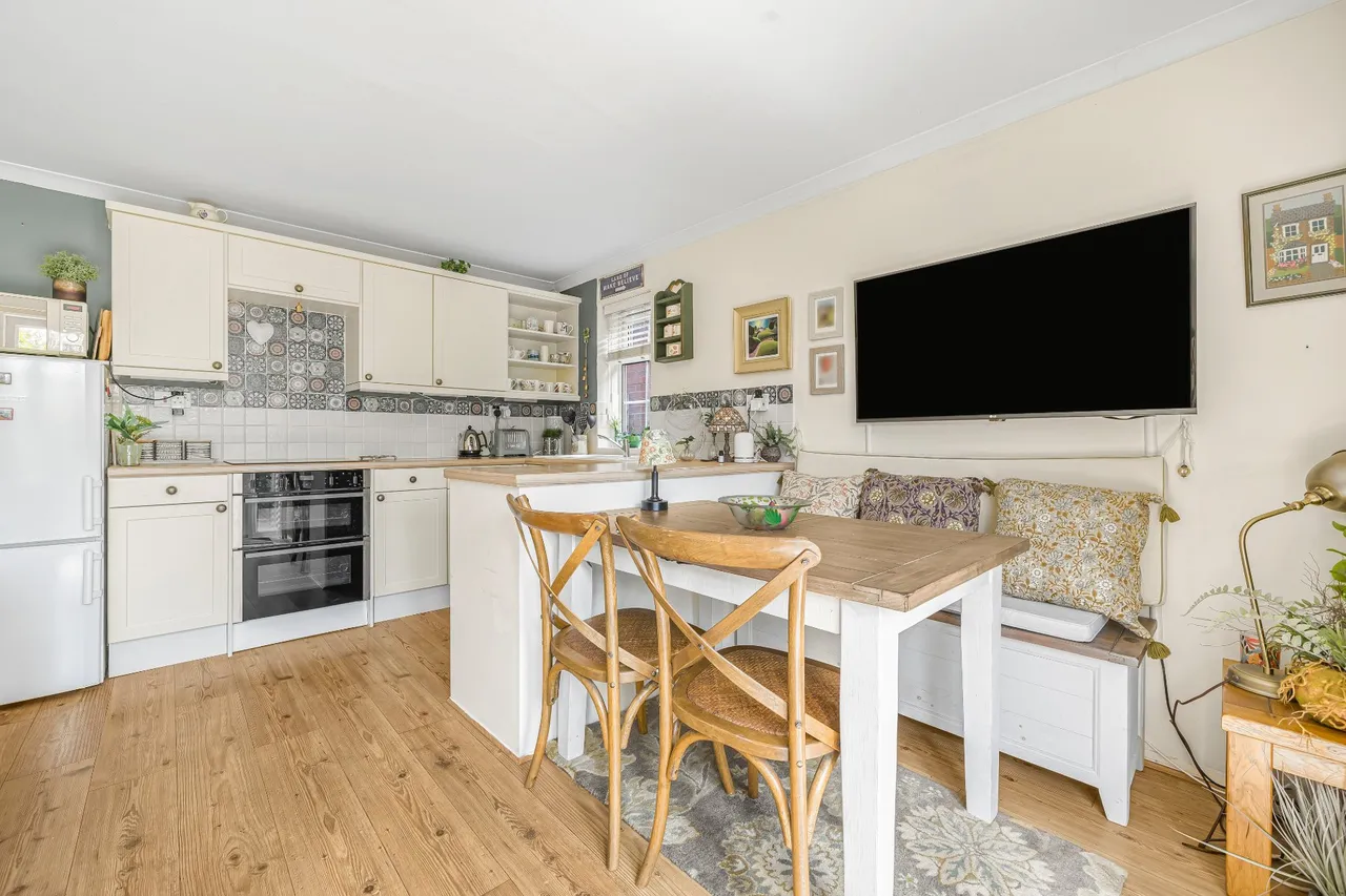 Molesey Road, Hersham, KT12, photo 3
