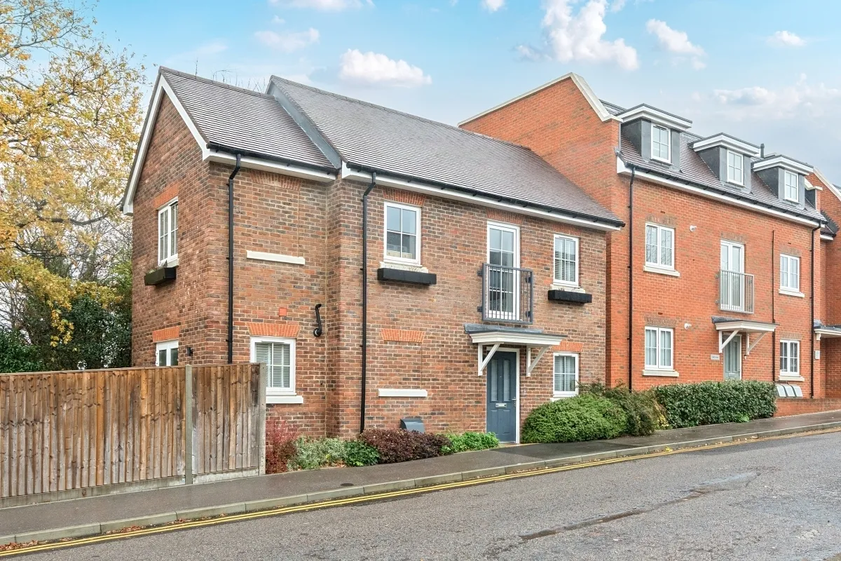 3 bed house to rent, Mill Road, Epsom, KT17