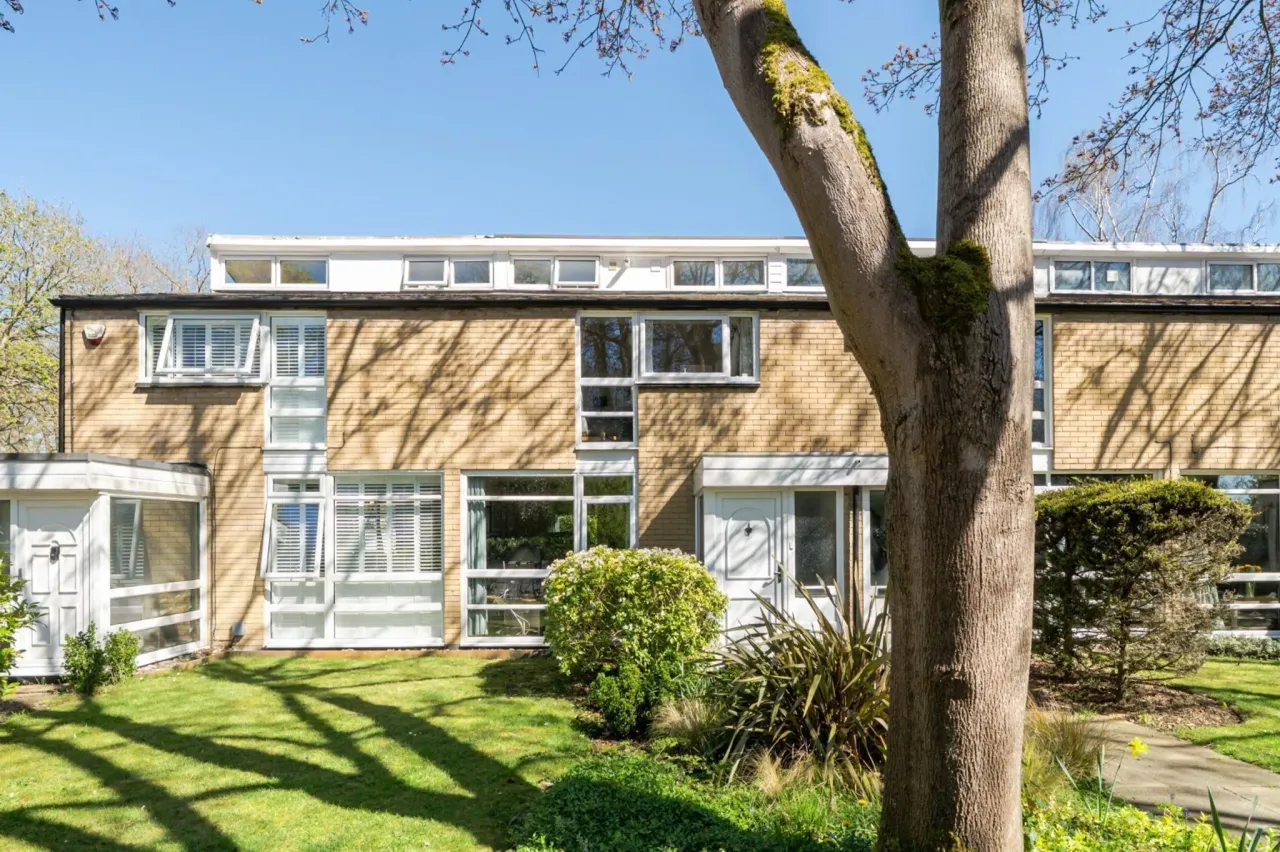 3 bed property for sale — Weymede, Byfleet, West Byfleet, Surre...